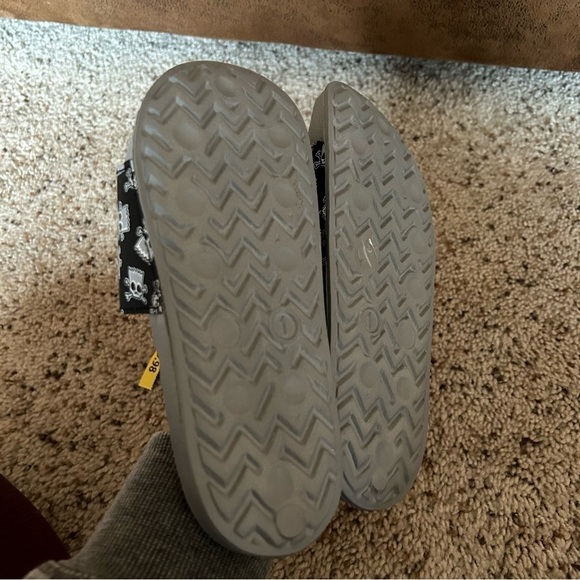 NWT The Simpsons Black & Gray Bart Simpson Skull Print Slides Size 1 Boys - Picture 7 of 8